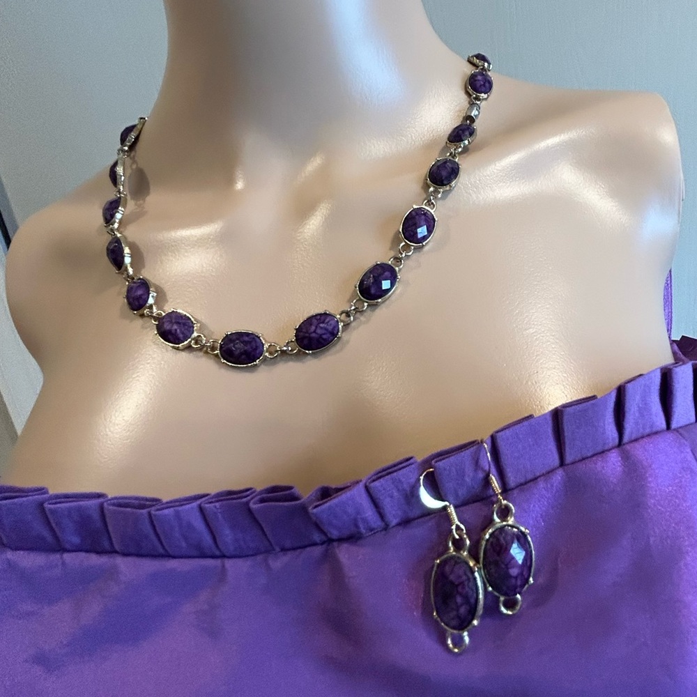 Beautiful 20-21” necklace with free earrings.